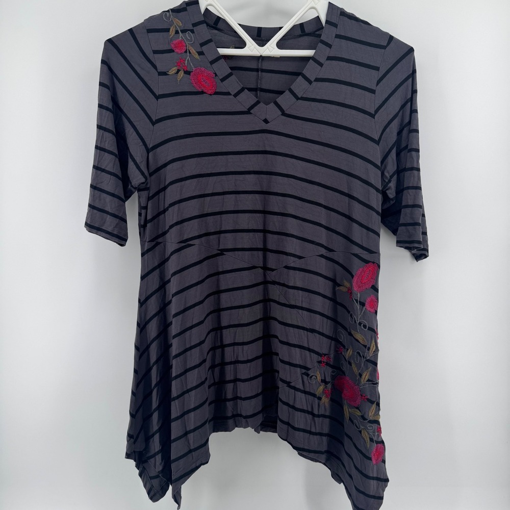 Caite Tunic Top Womens 2X Gray Striped Floral Embroidered V-Neck Sharkbite Hem‎